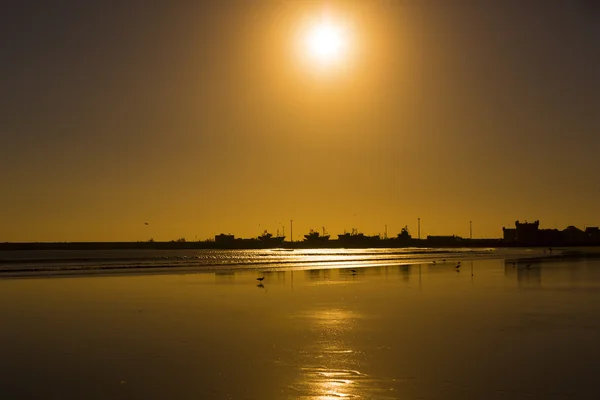 Die Sonne am Himmel am Strand — Stockfoto