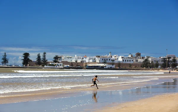 Homme courant sur la plage — Photo