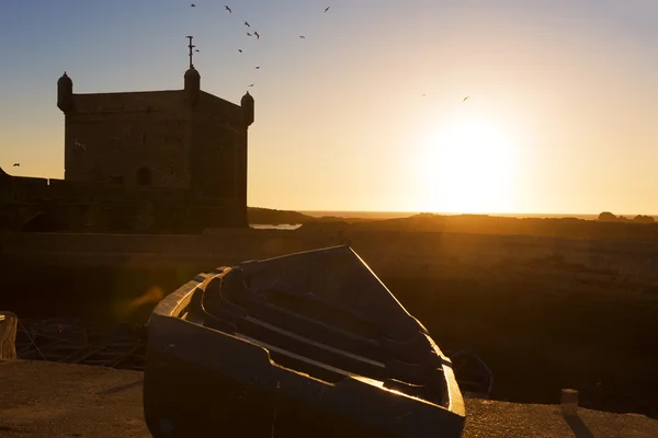 Barco na praia ao pôr do sol — Fotografia de Stock