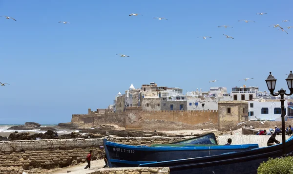 Barcos en la orilla del océano en la ciudad marroquí — Foto de Stock