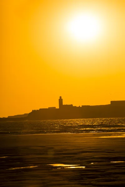 Sonnenuntergang vor dem Hintergrund der marokkanischen Stadt — Stockfoto