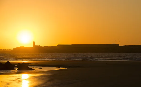 Sonnenuntergang vor dem Hintergrund der marokkanischen Stadt — Stockfoto