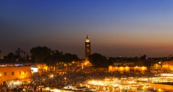 Vista notturna della città marocchina — Foto Stock