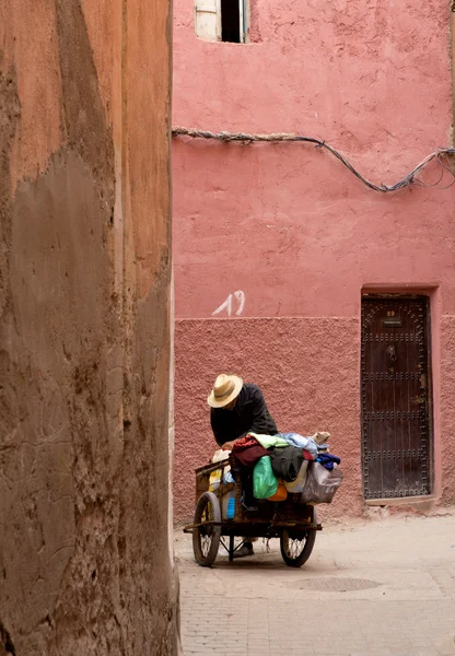 Человек с телегой в марокканском городе — стоковое фото