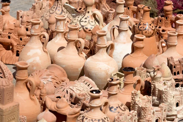 Ceramiche al mercato nella città marocchina — Foto Stock