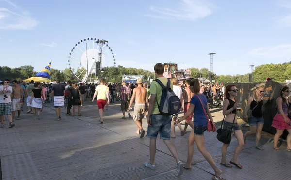 Návštěvníci na poslední den festivalu sziget 2013, Budapešť. 11-08-2013 — Stock fotografie