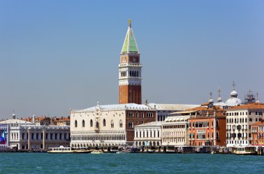 Grand kanal tekneleri ve renk mimari Venedik, İtalya