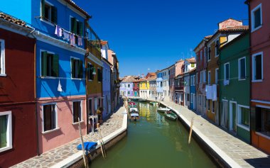 parlak pastel renkli evler burano Adası kuzeyindeki Venedik'in lagün, İtalya