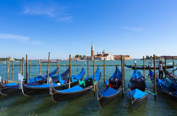 Un grupo de góndolas flotando en el canal de Venecia, frente a la isla de San Giorgio Maggiore, Italia —  Fotos de Stock