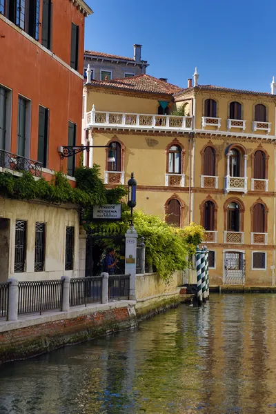 Bir Venedik İtalya tipik venusian mimarisi ile çok sayıda kanal — Stok fotoğraf