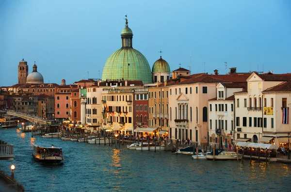 Grand kanal med båtar och färg arkitektur i Venedig, Italien — Stockfoto