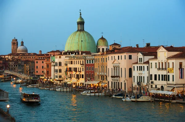 Grand kanaal met boten en kleur architectuur in Venetië, Italië — Stockfoto