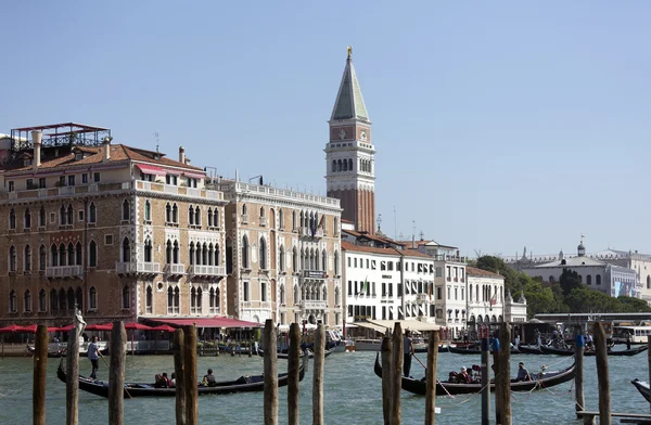 Grand kanál s lodí a barevné architektury v Benátkách, Itálie — Stock fotografie