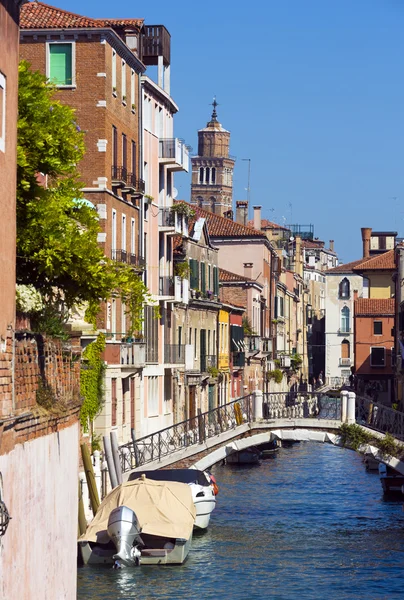 L'un des nombreux canaux avec une architecture vénusienne typique à Venise Italie — Photo