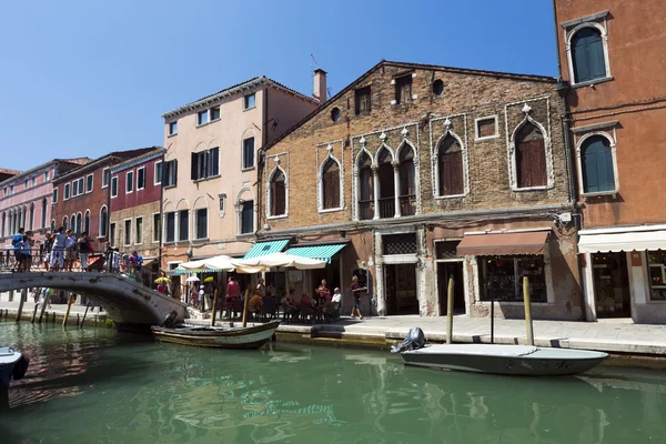 En av många kanaler med typiska skapta arkitektur i Venedig Italien — Stockfoto