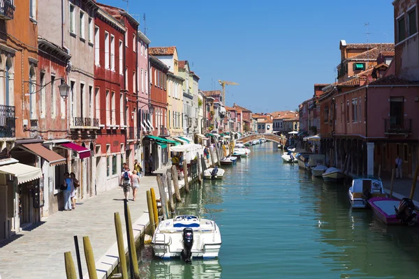 En av många kanaler med typiska skapta arkitektur i Venedig Italien — Stockfoto
