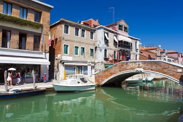 En av många kanaler med typiska skapta arkitektur i Venedig Italien — Stockfoto