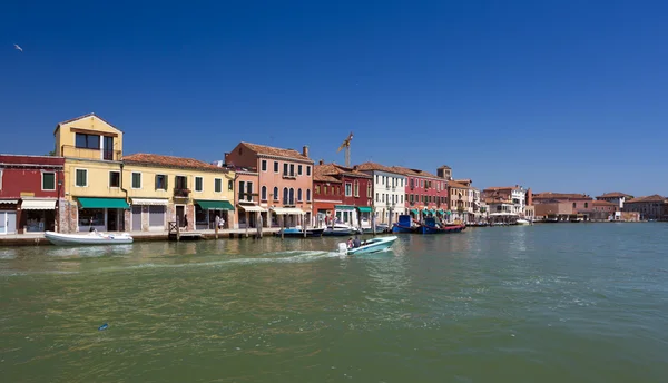 Grand kanal med båtar och färg arkitektur i Venedig, Italien — Stockfoto
