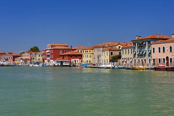 Großer Kanal mit Booten und farbiger Architektur in Venedig, Italien — Stockfoto