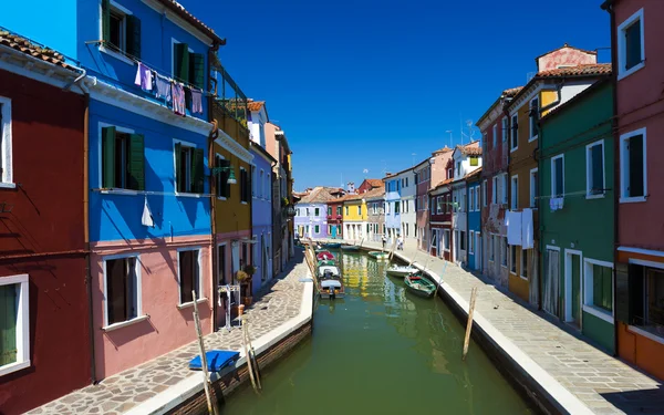 Parlak pastel renkli evler burano Adası kuzeyindeki Venedik'in lagün, İtalya — Stok fotoğraf