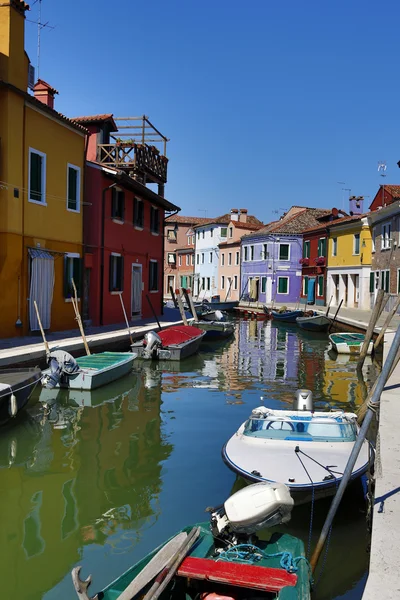 Světlé pastelové barvy domy na ostrově burano na severu benátské laguny, Itálie — Stock fotografie