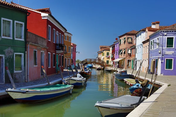 Parlak pastel renkli evler burano Adası kuzeyindeki Venedik'in lagün, İtalya — Stok fotoğraf