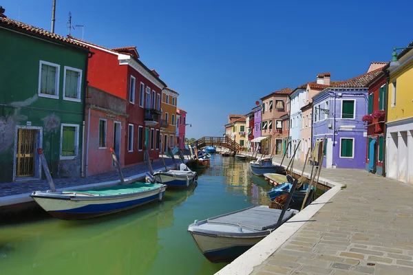 Světlé pastelové barvy domy na ostrově burano na severu benátské laguny, Itálie — Stock fotografie