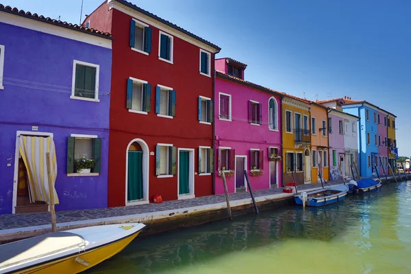 Světlé pastelové barvy domy na ostrově burano na severu benátské laguny, Itálie — Stock fotografie