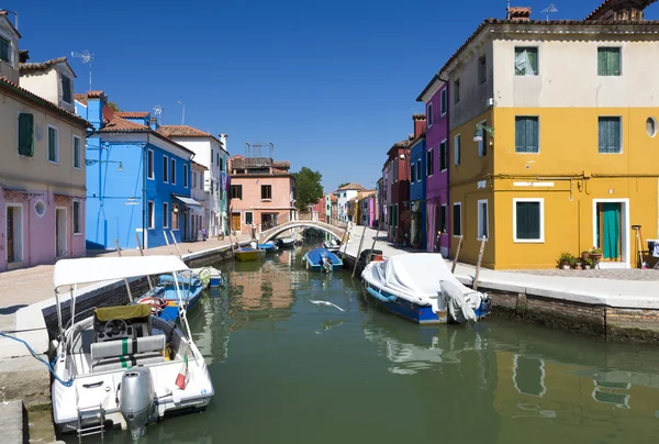 Světlé pastelové barvy domy na ostrově burano na severu benátské laguny, Itálie — Stock fotografie