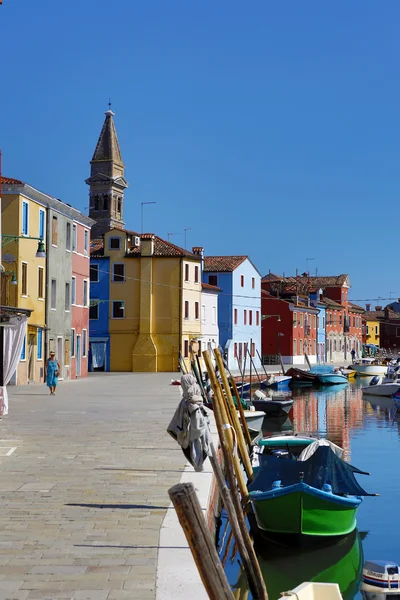 Světlé pastelové barvy domy na ostrově burano na severu benátské laguny, Itálie — Stock fotografie