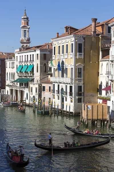 Venedik. bir köprü görüntüleme — Stok fotoğraf