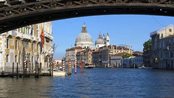 Grand canal avec bateaux et architecture couleur à Venise, Italie — Photo