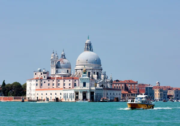 Grand kanál s lodí a barevné architektury v Benátkách, Itálie — Stock fotografie