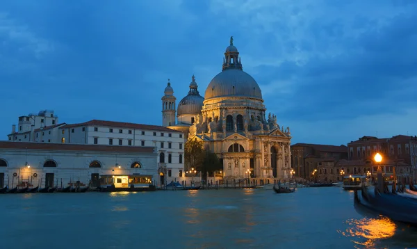 De kerk van Santa Maria della Salute in Venetië 's nachts — Stockfoto