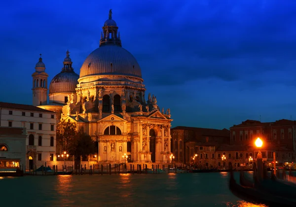 La chiesa di Santa Maria della Salute a Venezia di notte — Foto Stock