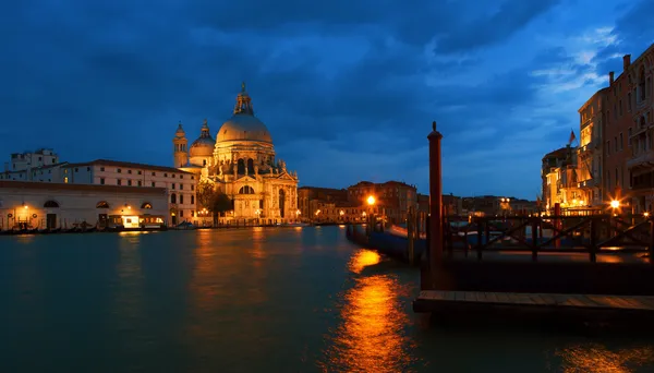 La chiesa di Santa Maria della Salute a Venezia di notte — Foto Stock