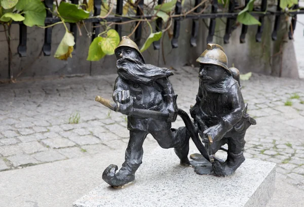 Sculptuur van gnome met behulp van sprookjesachtige — Stockfoto