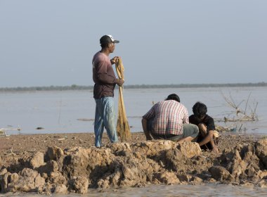 vietnam, mekong Nehri kıyısında balıkçılar