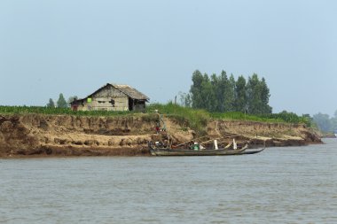 kıyıya yakın yerde, vietnam-mekong Nehri üzerinde tekne