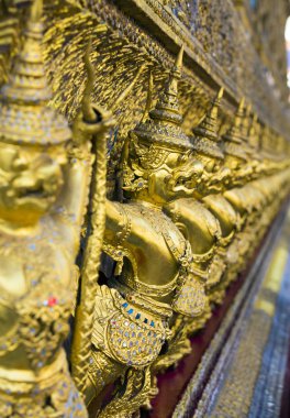 wat phra kaew tapınakta Bangkok grand palace, altın garuda heykeller