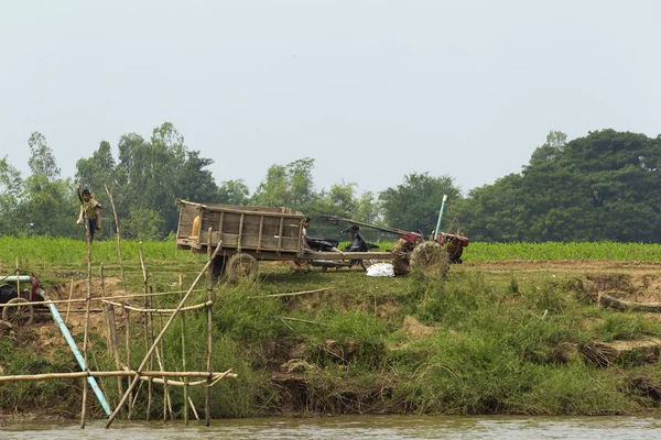 Bank op de rivier — Stockfoto