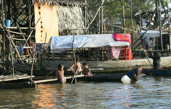 Barco con personas cerca del asentamiento en el río Mekong, Vietnam —  Fotos de Stock