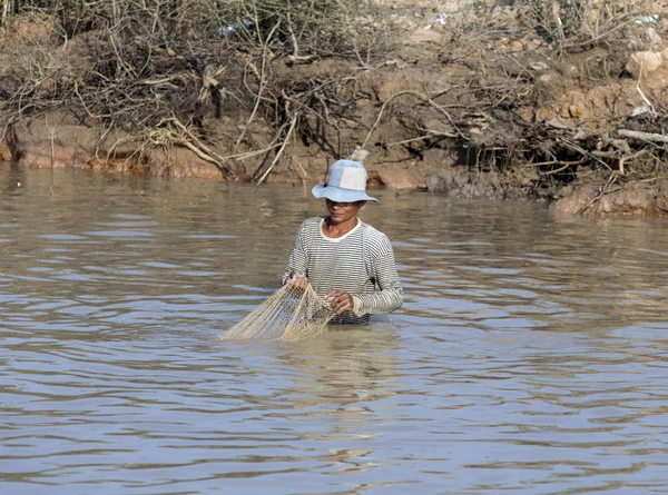 Pescador en el lago Tonle Sap en Siem Reap, Camboya —  Fotos de Stock