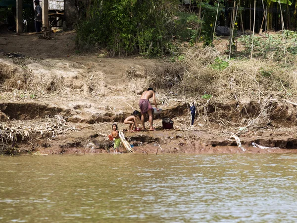 People on the river bank — Stock Photo, Image