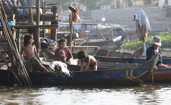 Boat with people near the settlement on the Mekong River, Vietnam — Stock Photo, Image