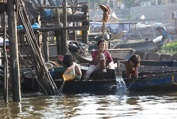 Barco con personas cerca del asentamiento en el río Mekong, Vietnam —  Fotos de Stock