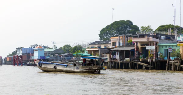 Huizen aan de oever van mekong rivier, vietnam — Stockfoto