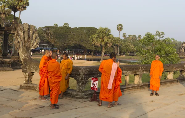 Буддийские монахи возле храма — стоковое фото