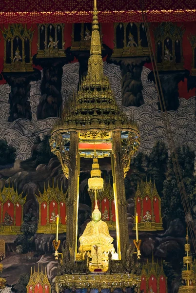 :Emarald Buddha w świątyni Wat Phra Kaew w Bangkoku w Tajlandii — Zdjęcie stockowe