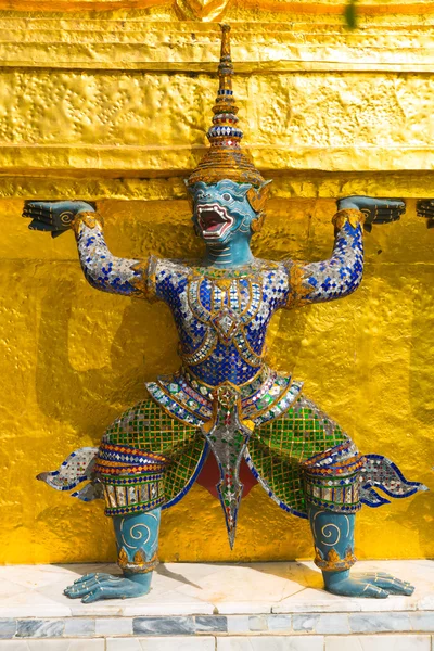 Golden garuda statue at Wat Phra Kaew Temple in Grand Palace in Bangkok — Stock Photo, Image